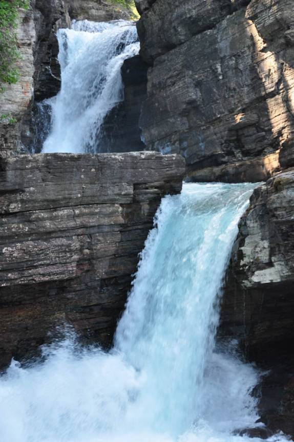 Cachoeira de águas geladas no Glacier National Park, em Montana, nos Estados Unidos